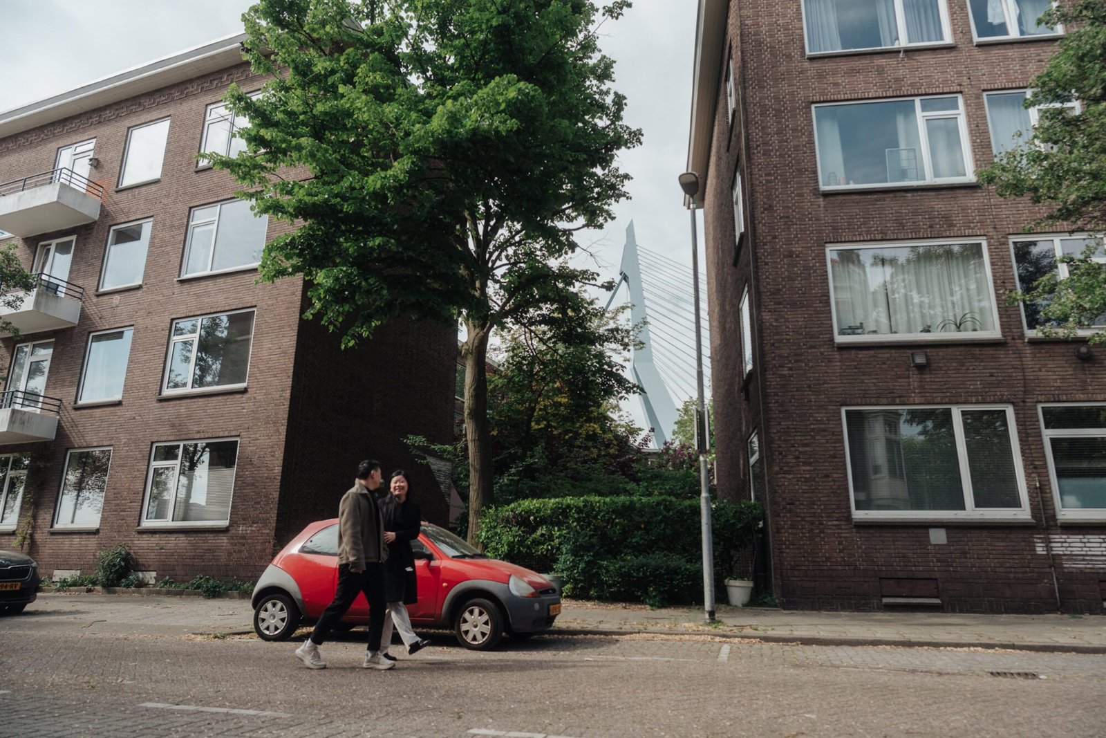 Natural couple photography in the streets of Rotterdam