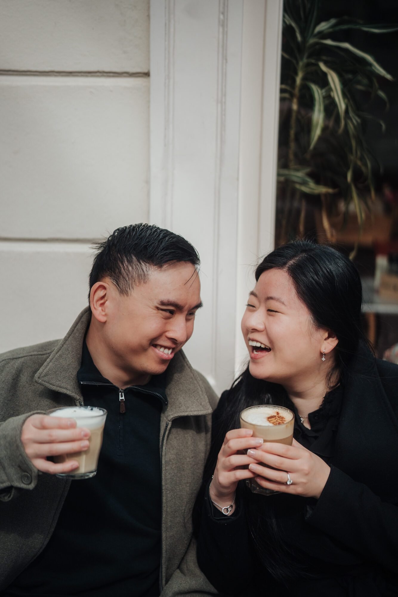 Lifestyle couple portraits with drinks in Rotterdam