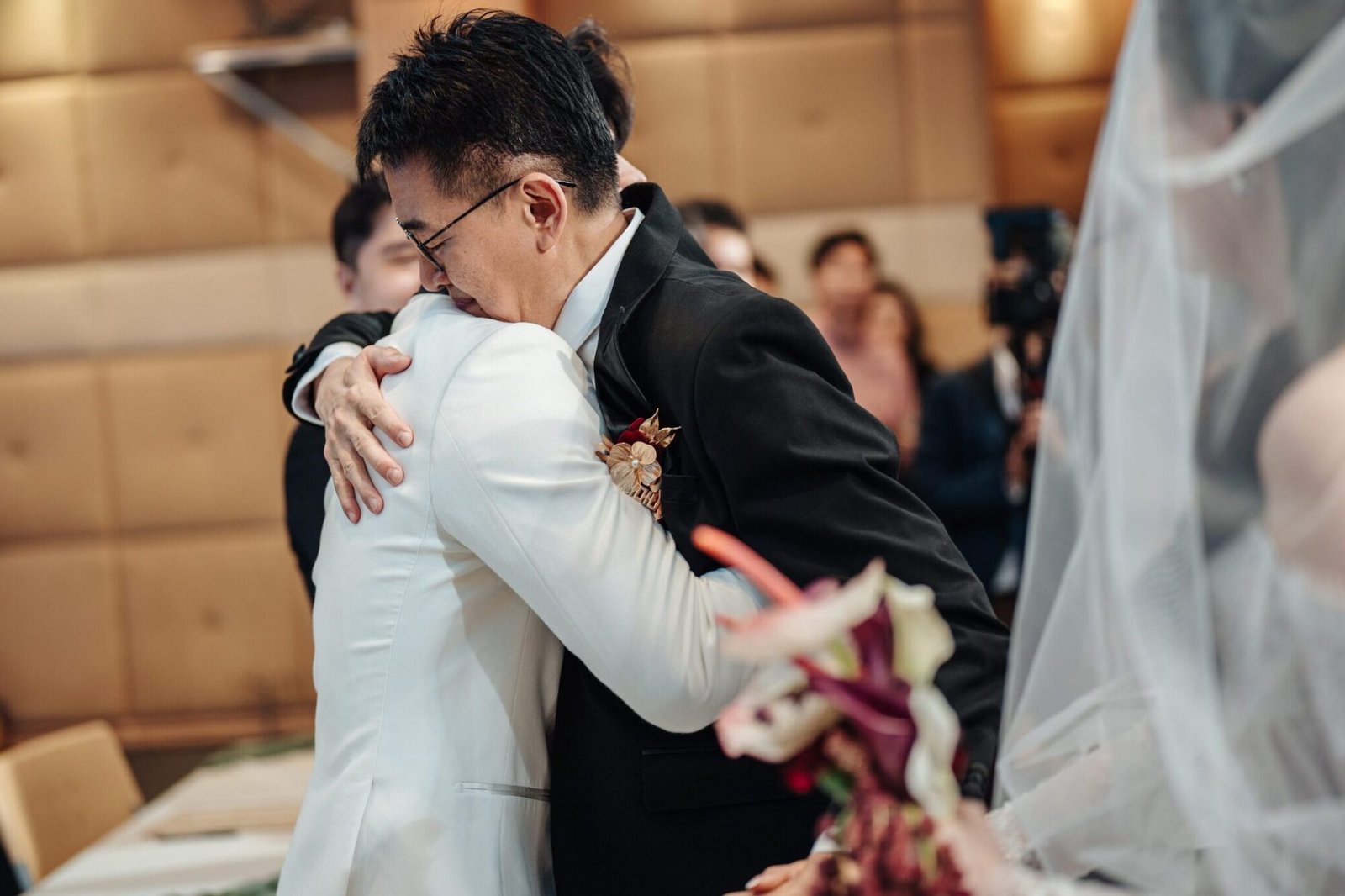 Silver’s father embracing Yi Shien during the wedding ceremony by Cliff Choong Photography