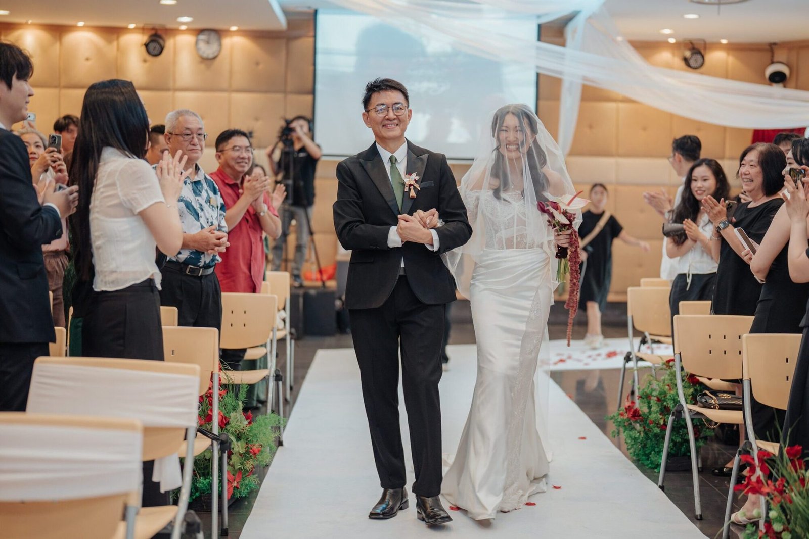 Yi Shien watching Silver walk down the aisle with her father photographed by Cliff Choong Photography